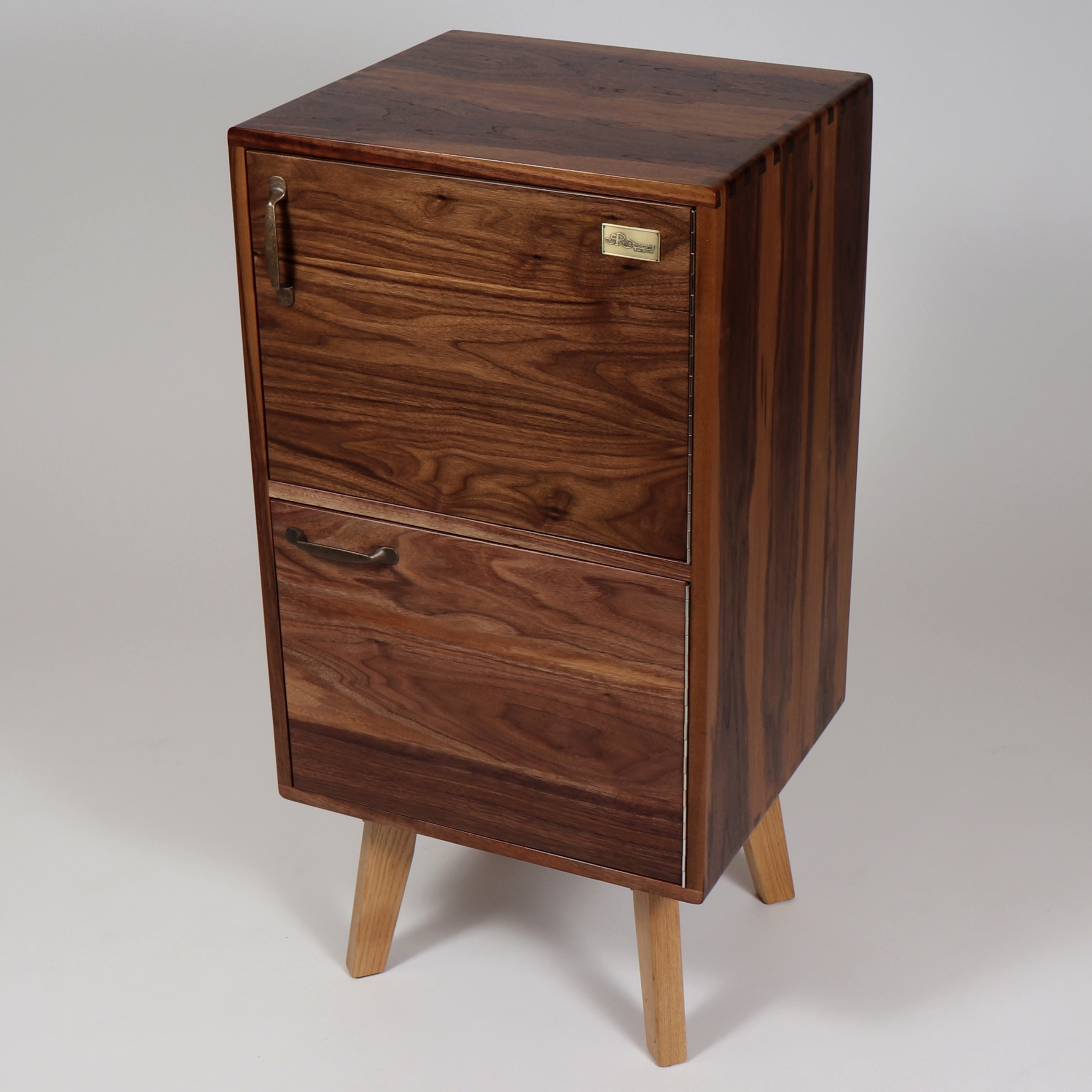 Sideboard kleine Kommode Schrank massiver Nussbaum Holz dunkelbraun