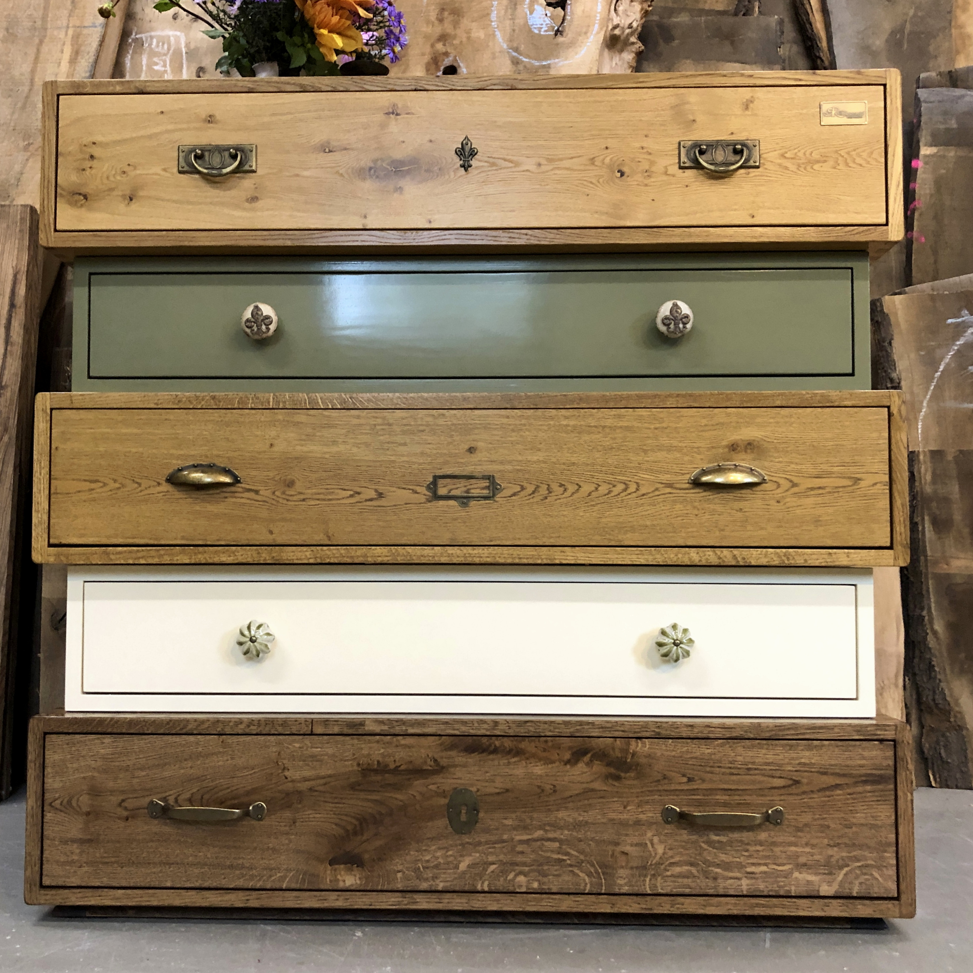 Kommode aus Massivholz mit grüner Schublade Eiche antik beige