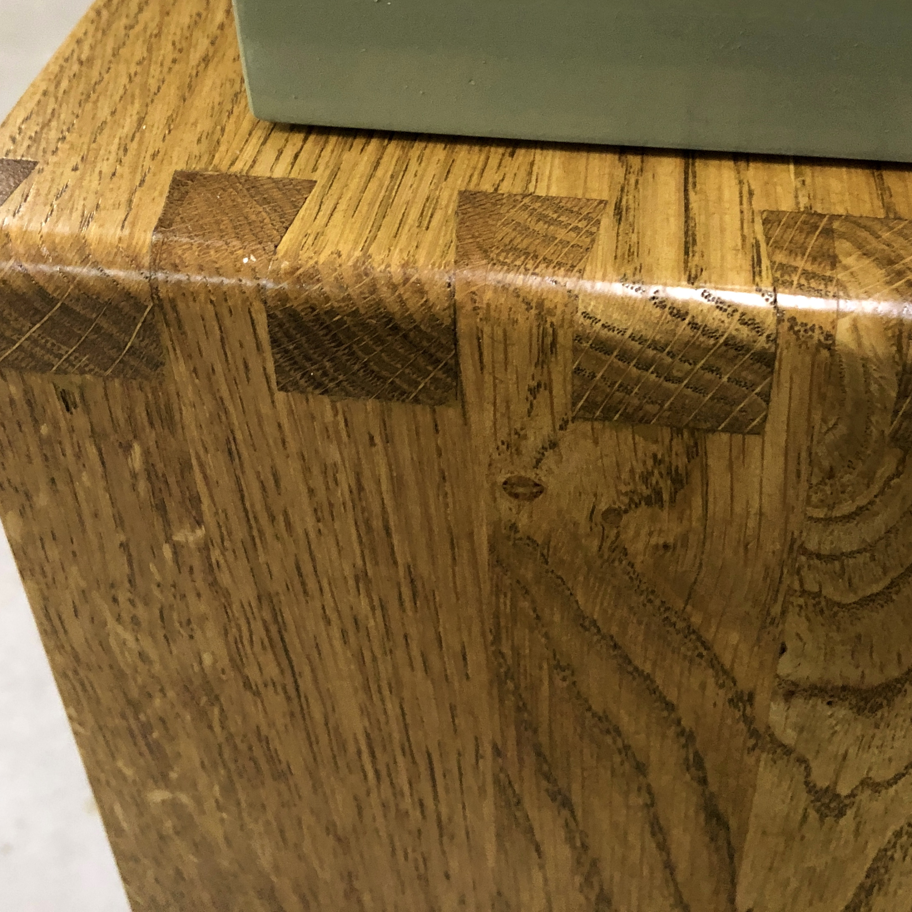 Kommode Massivholz Design mit Schubladen grün Eiche verzinkt verziert