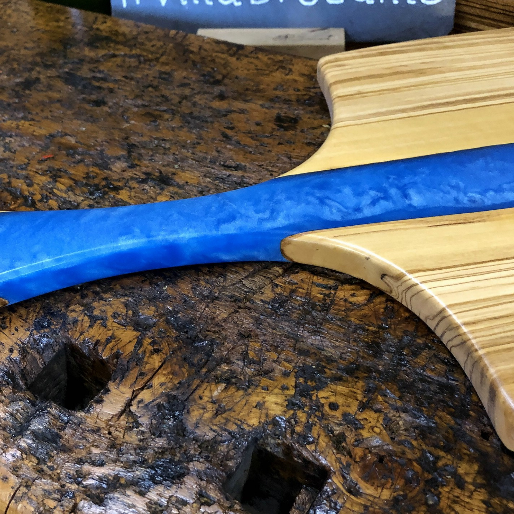 Küchenbrett Olive Design edel rustikal Holz Epoxidharz blau