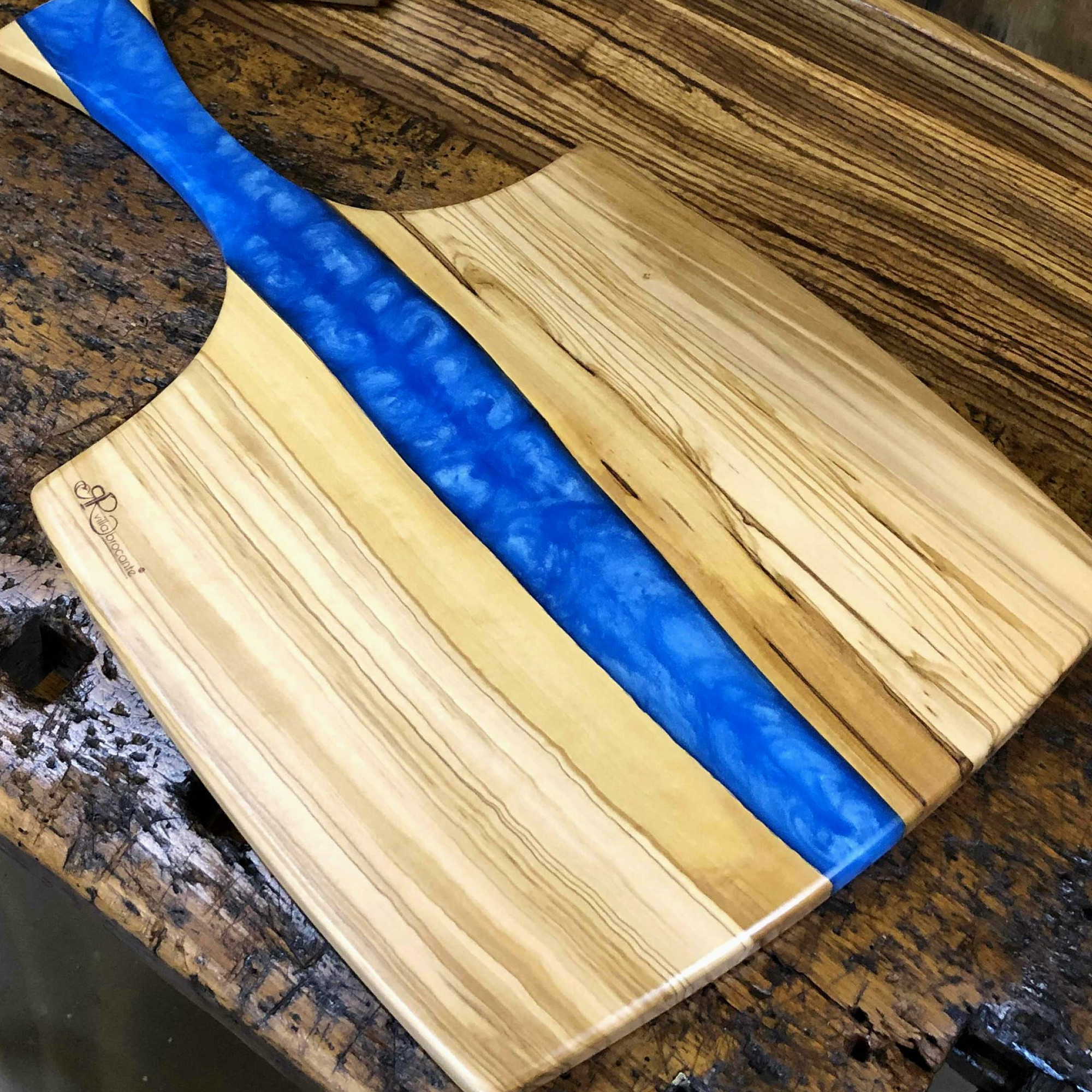Servierbrett Olive Griff rustikal Massivholz edel Epoxidharz blau
