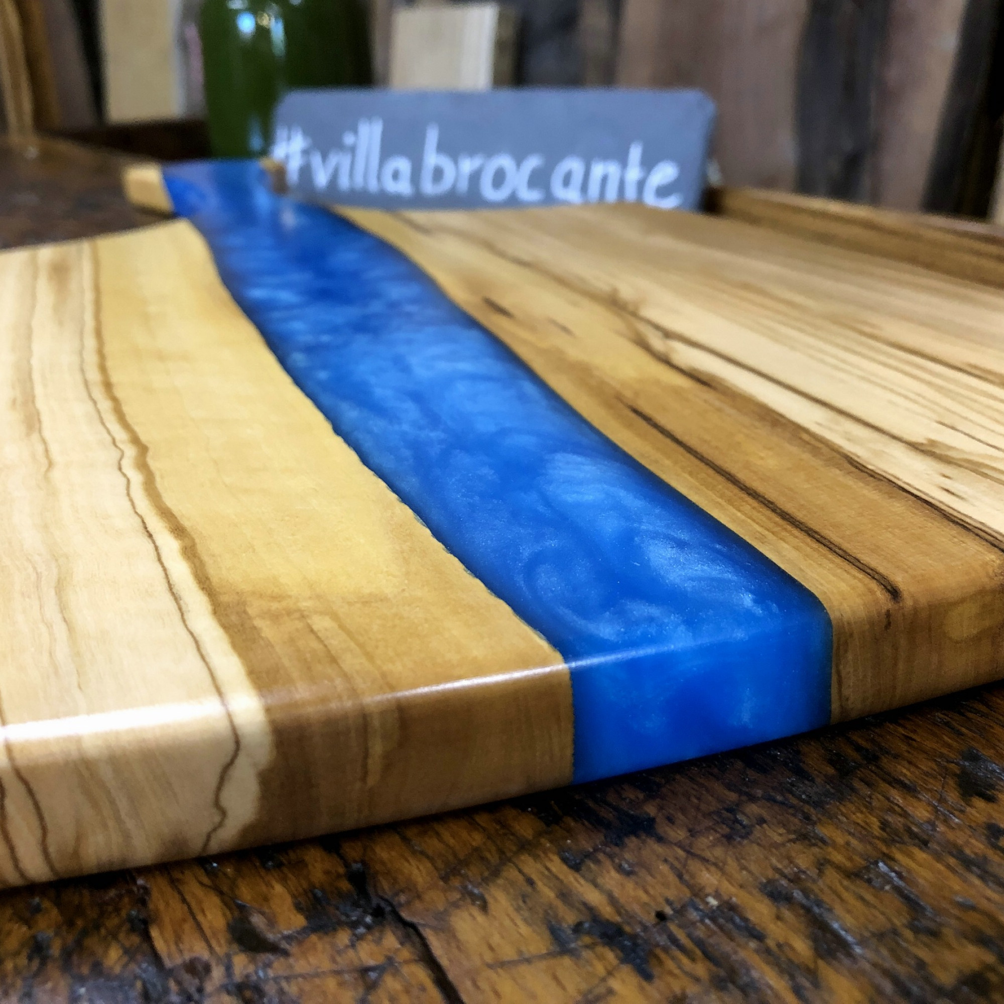 Servierbrett Olivenholz rustikal Griff Epoxidharz blau Unikat