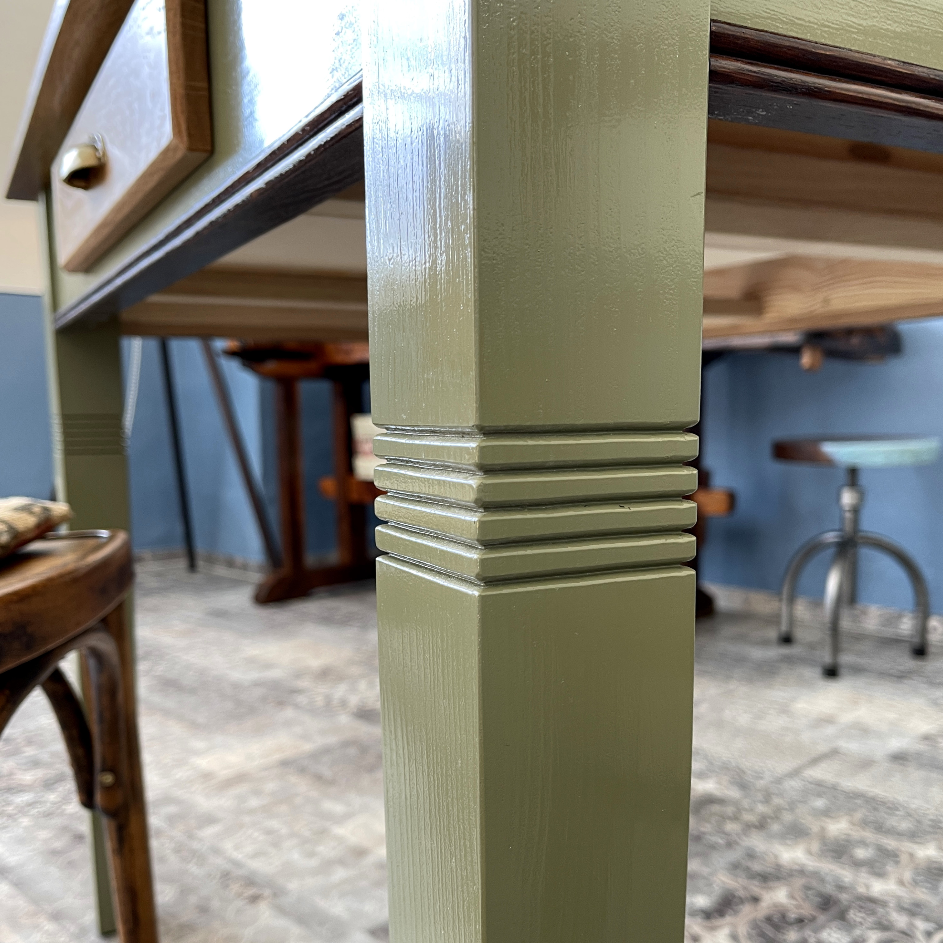 Küchentisch Jugendstil Verzierung antik grün Eiche Massivholz