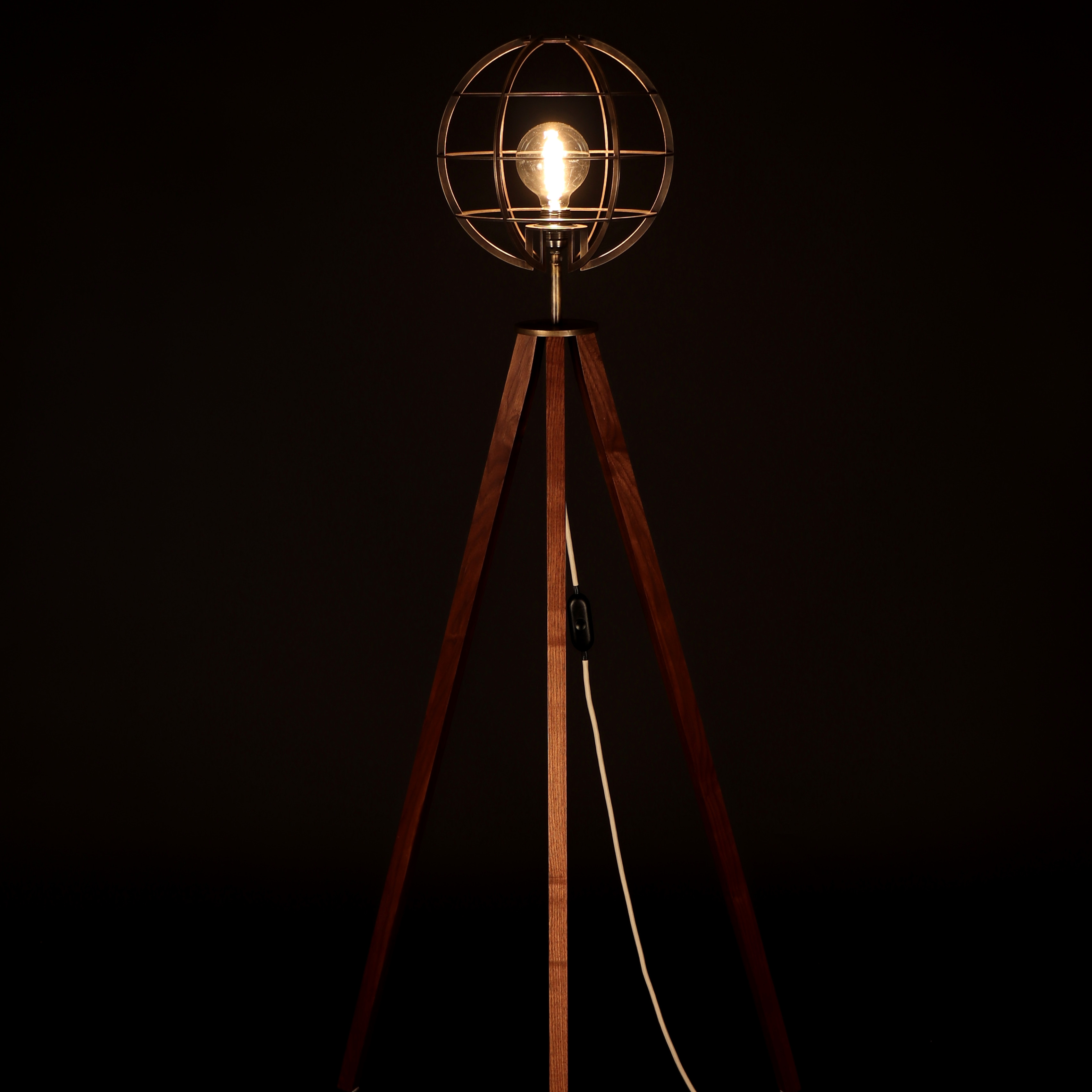 Stehlampe tripod Nussbaum Holz Messing Design Leipzig Vintage