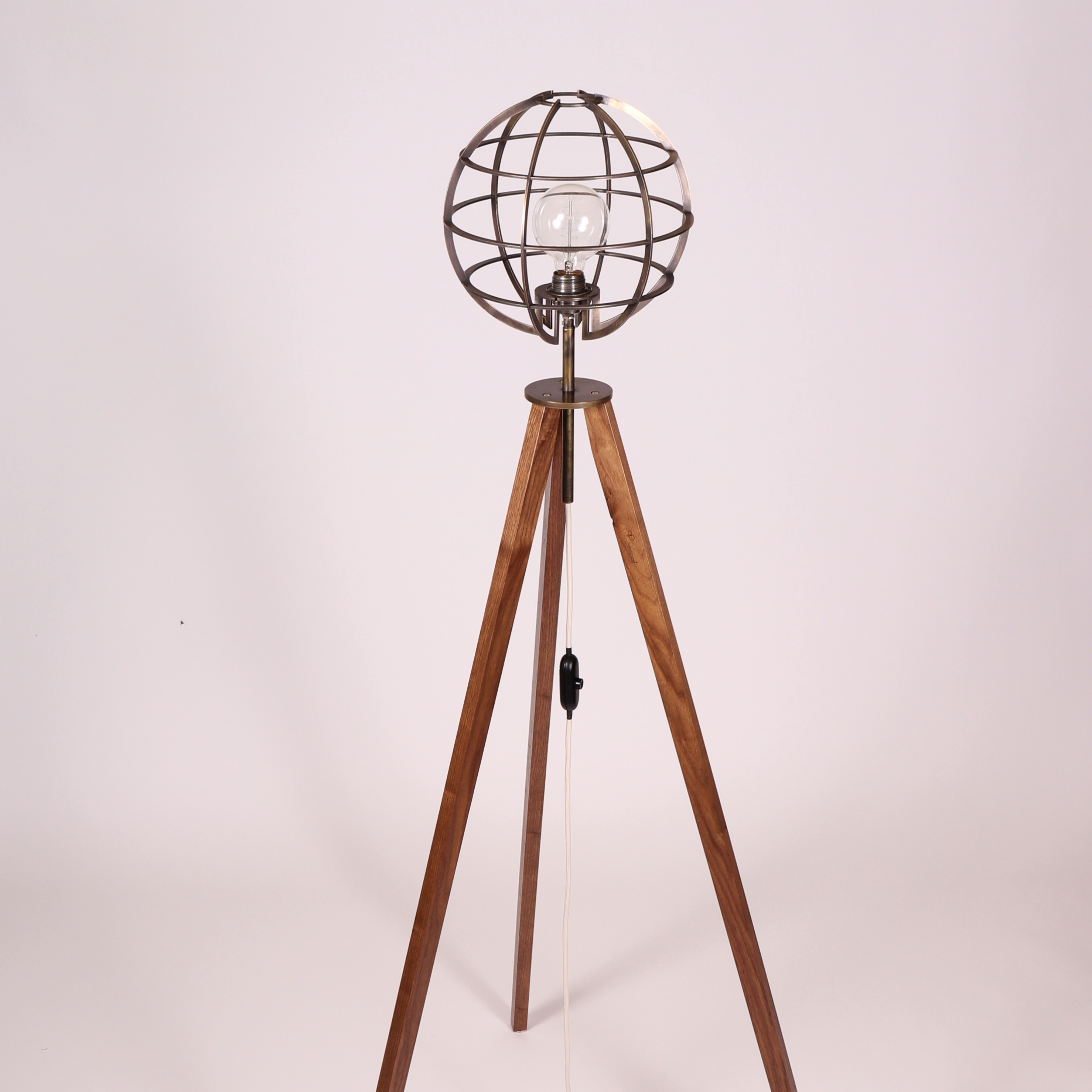 Stehlampe braun Nussholz Dreinbein Messing Unikat Design