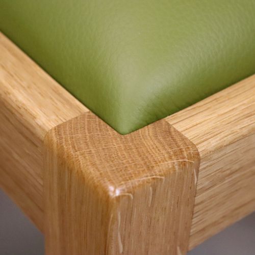 Holzstuhl massive Eiche braun Leder grün Handarbeit