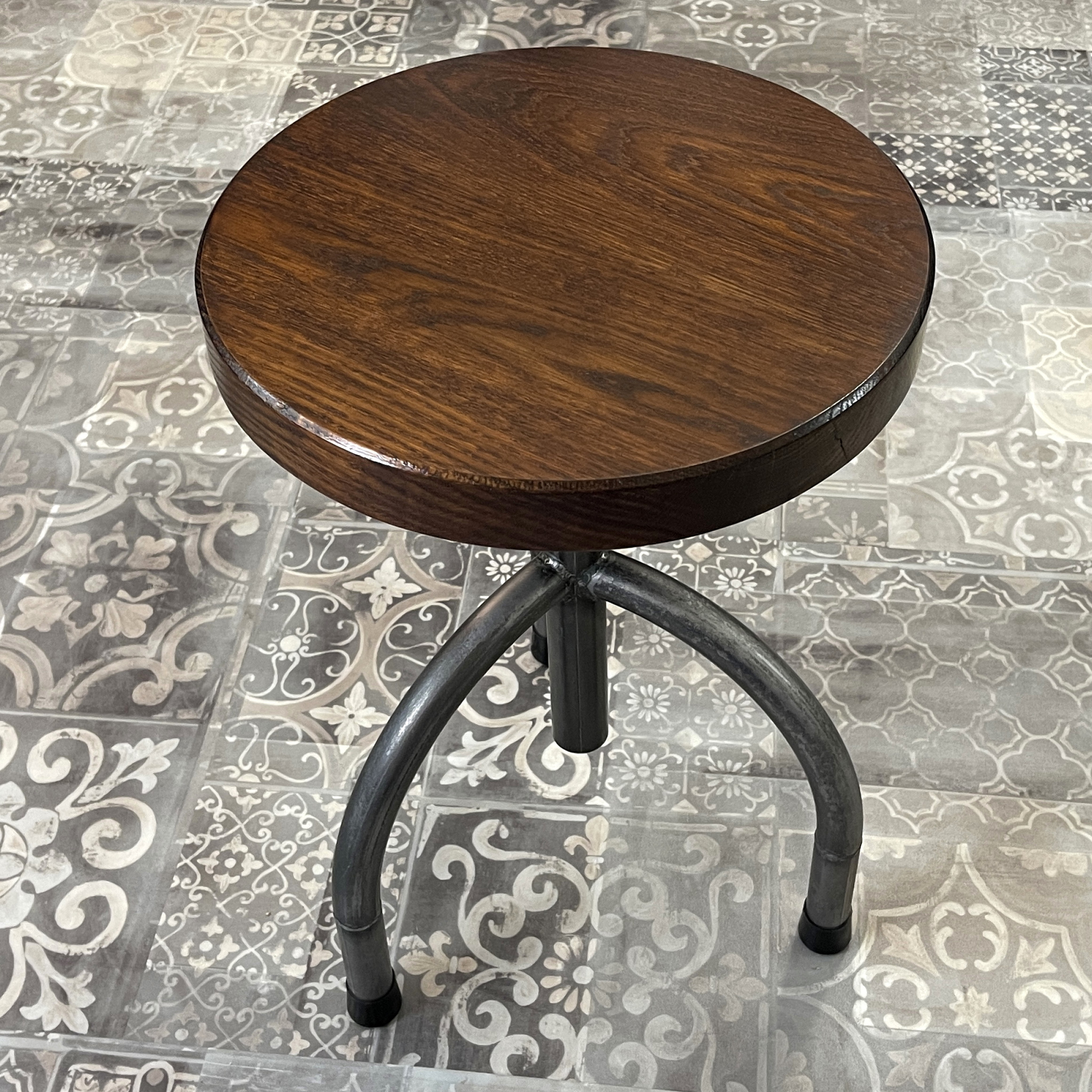 Barhocker rund Dreibein tripod Eiche Nussbaum massiv Holz drehbar