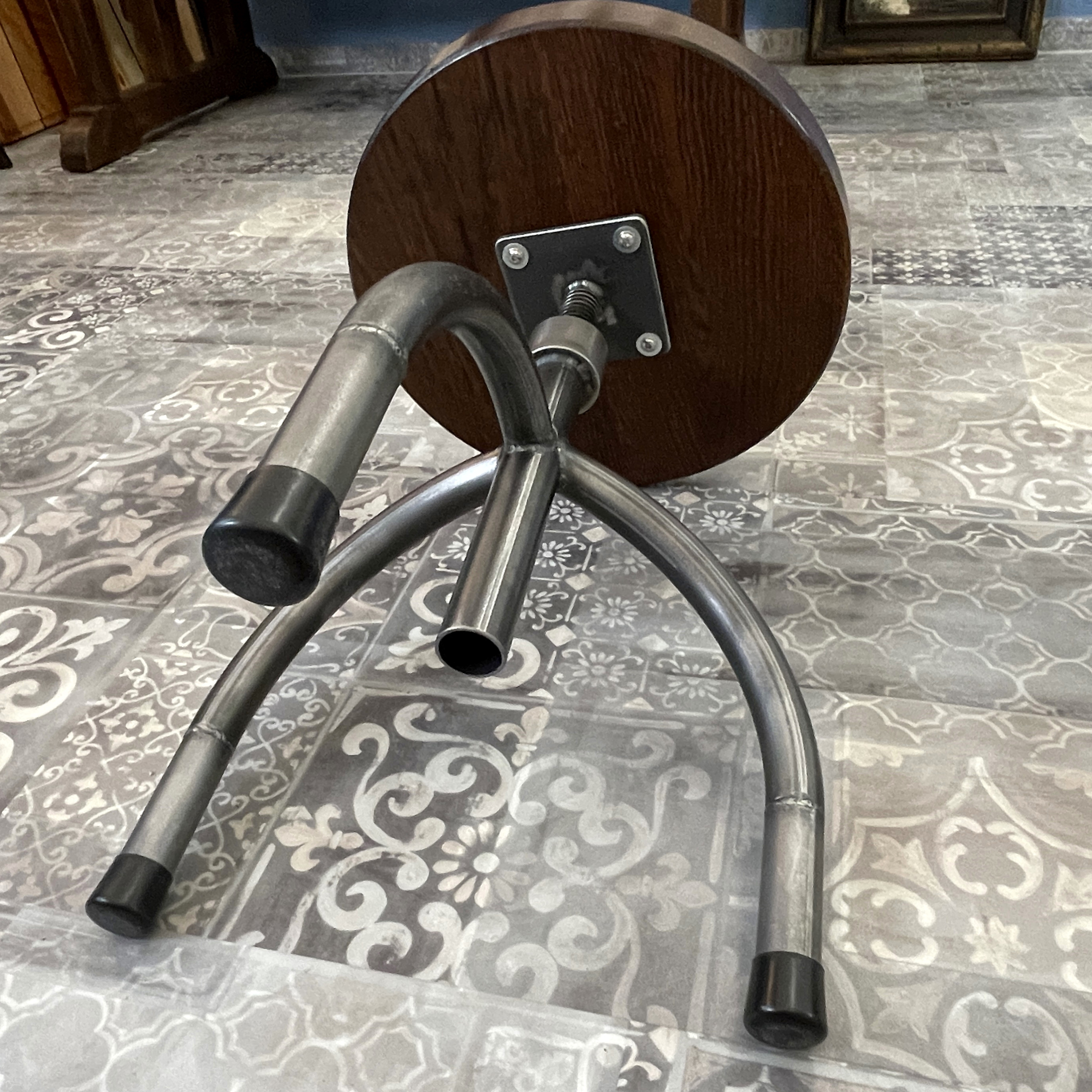 Hocker Dreibein Stahlgestell Industrie Look Design Bauhaus Stil Leipzig