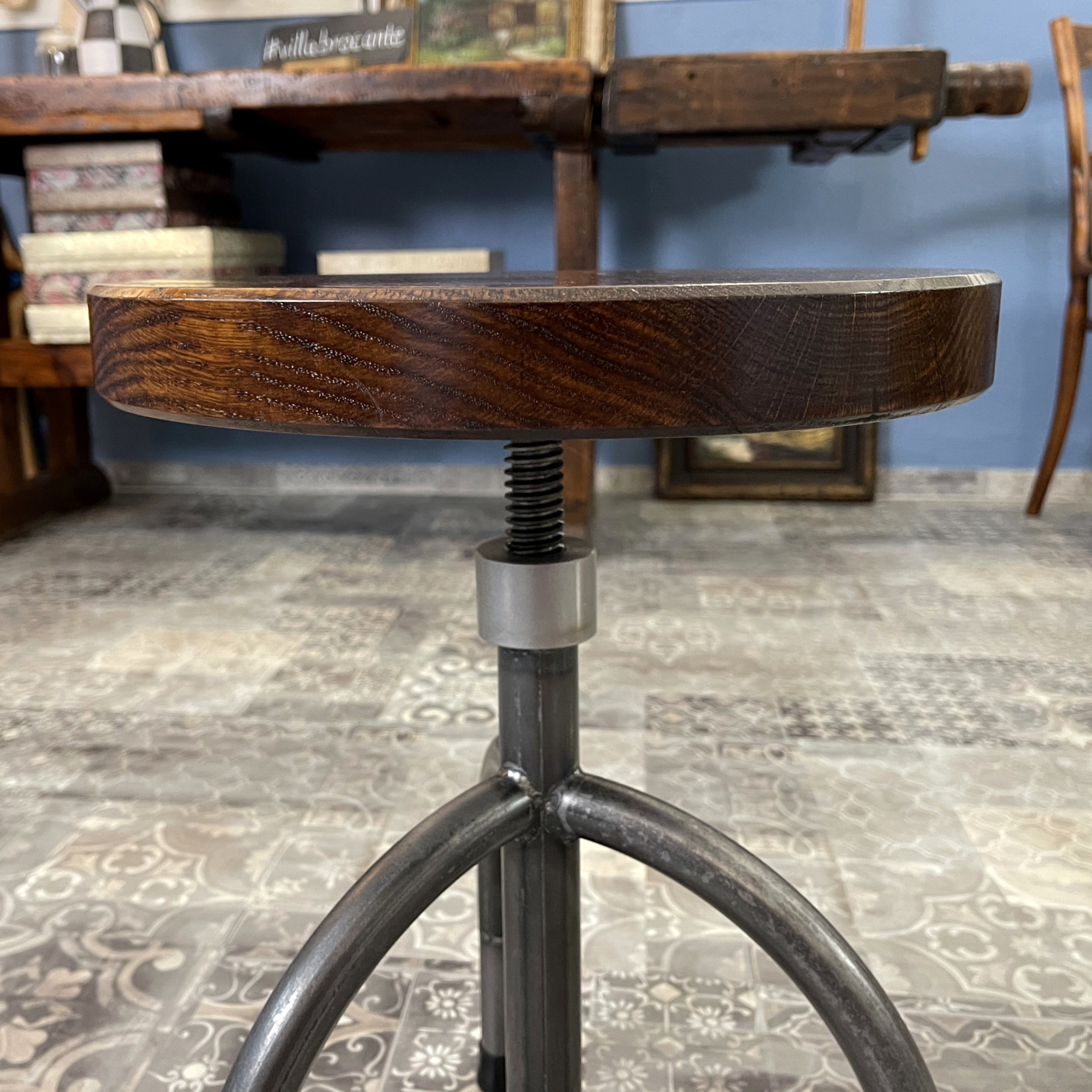Barhocker rund dunkel antik Eiche Holz Maßanfertigung Design Vintage Loft