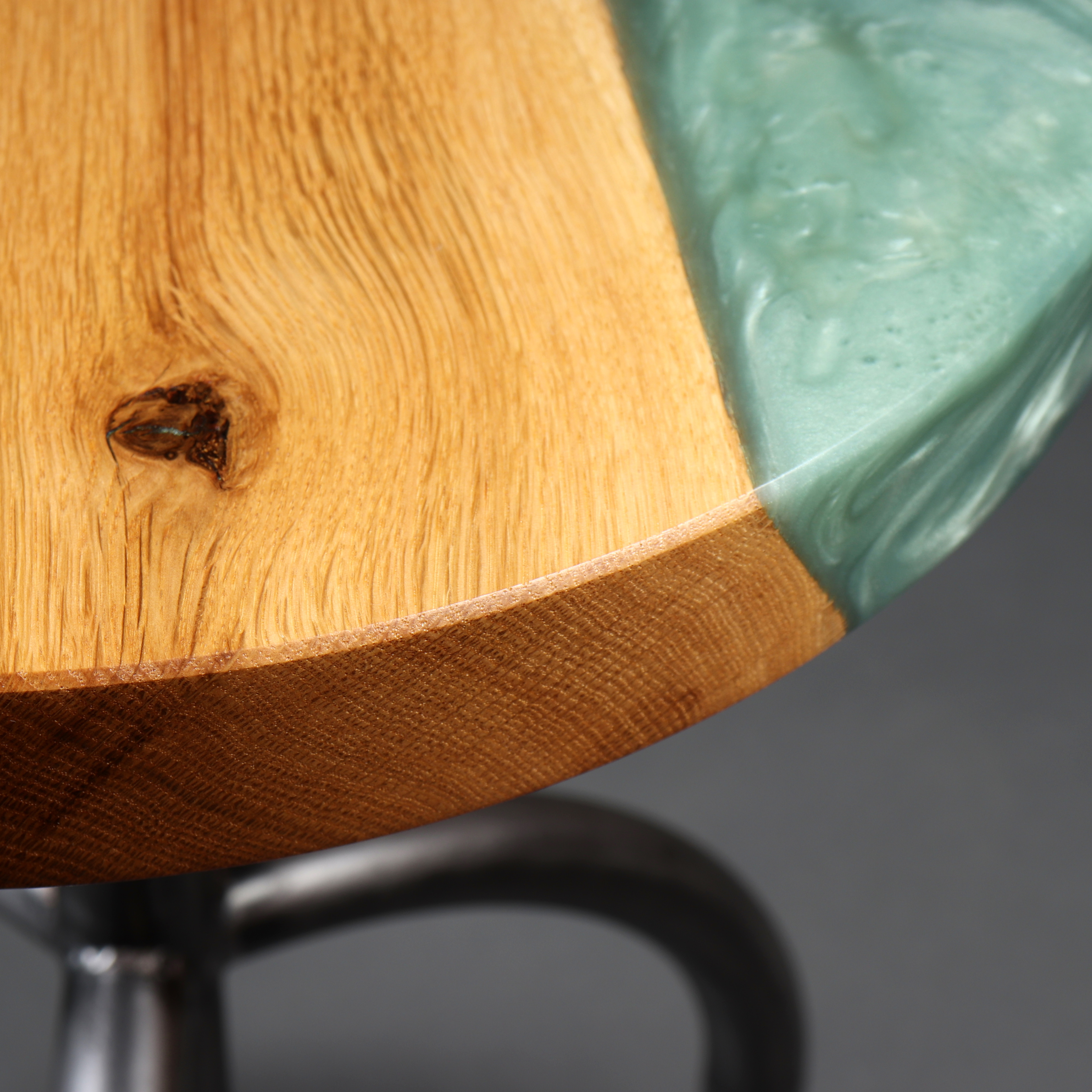 Hocker Arzt massiv Holz Eiche Epoxidharz Stahl rund