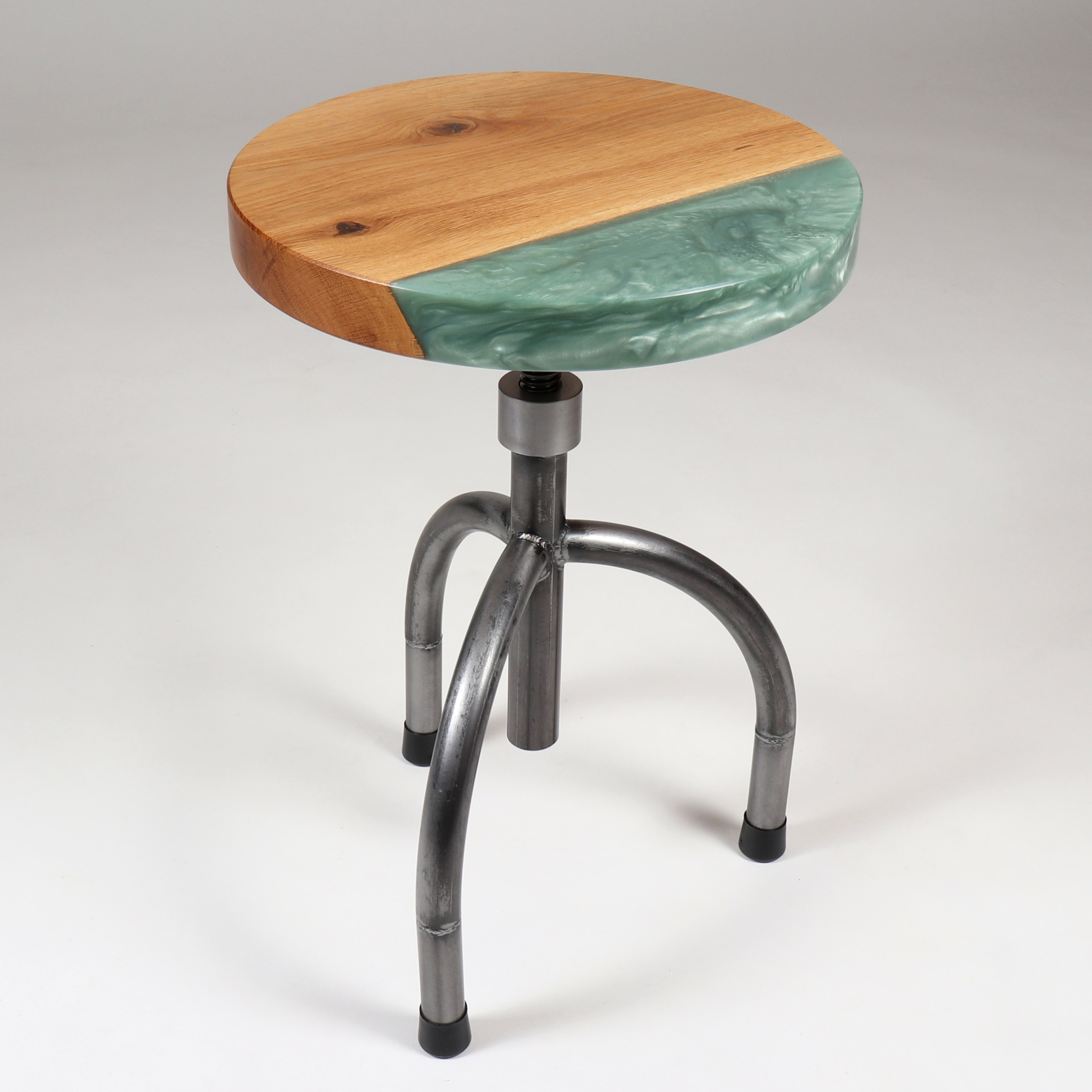 Hocker tripod Massivholz Epoxidharz Eiche Stahl rund
