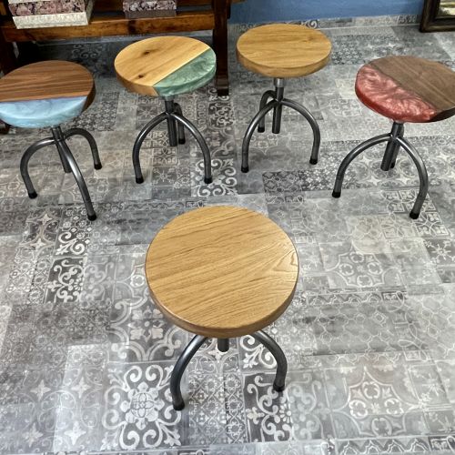 runde Barhocker bunt Eiche Nussbaum Holz Epoxidharz Leipzig