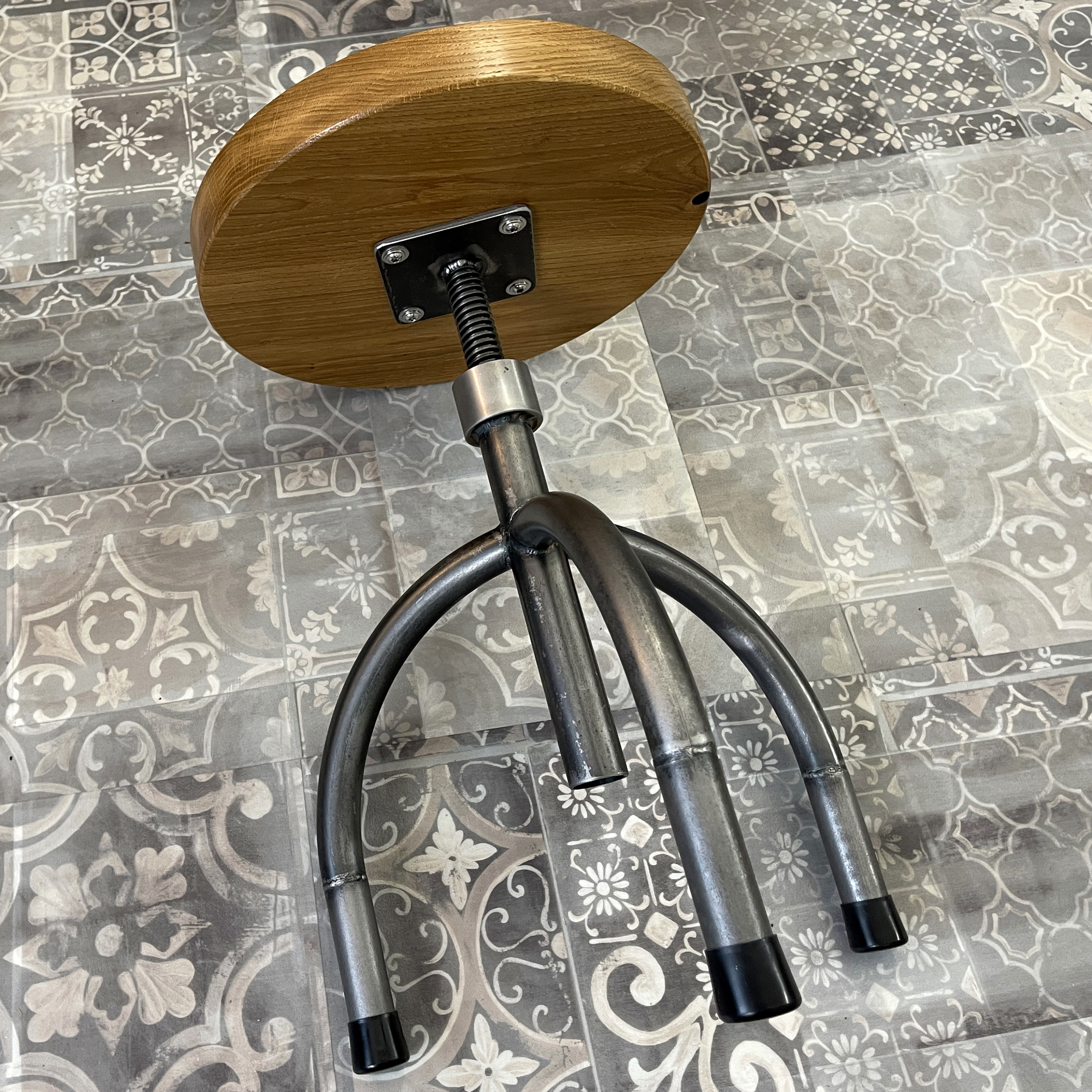 Hocker rund Bar drei Bein drehbar Loft Unikat individuell