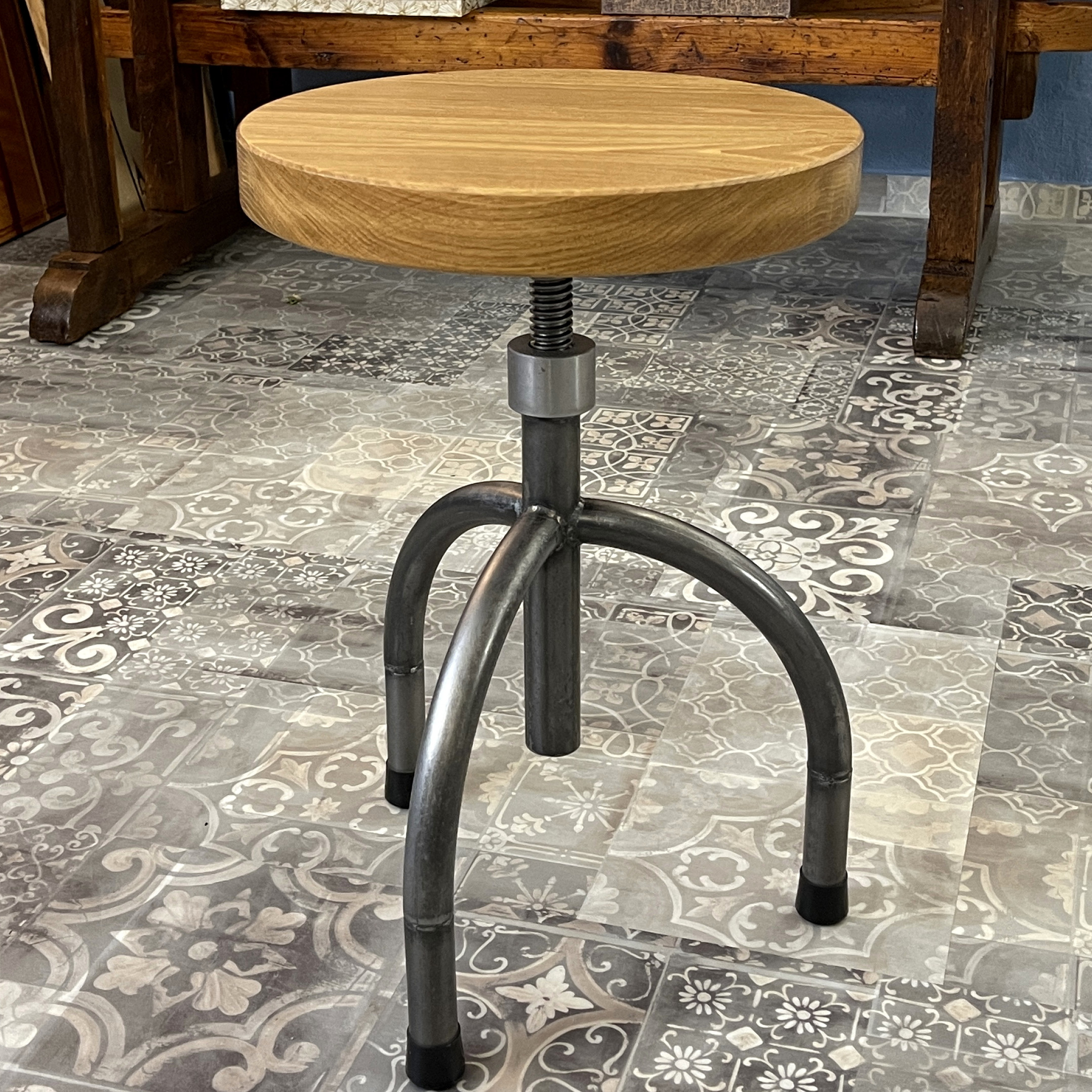 runder Barhocker tripod Dreibein Stahl Industrie Look vintage