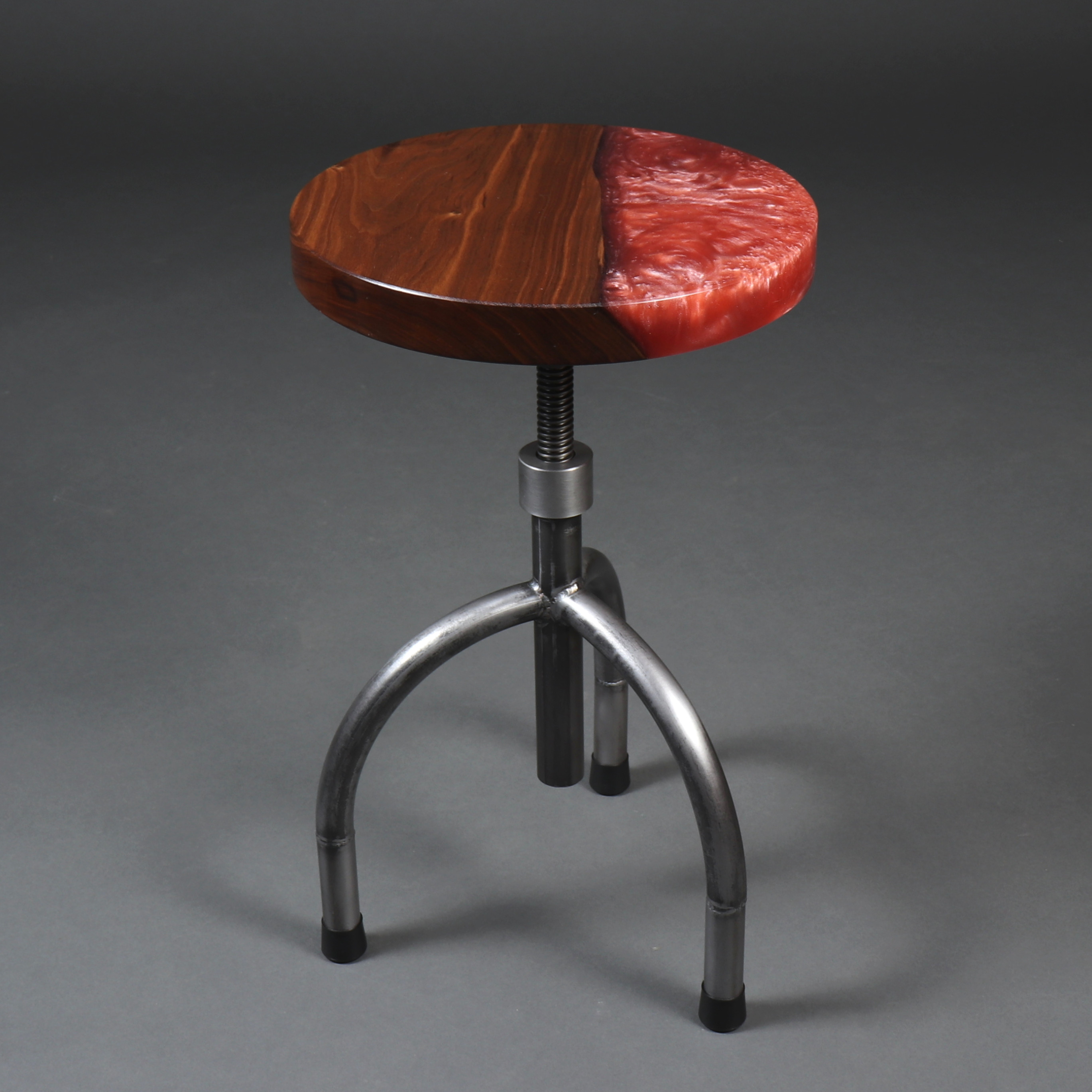 Arzthocker Holz Epoxidharz rot Stahl Vintage Stil Leipzig