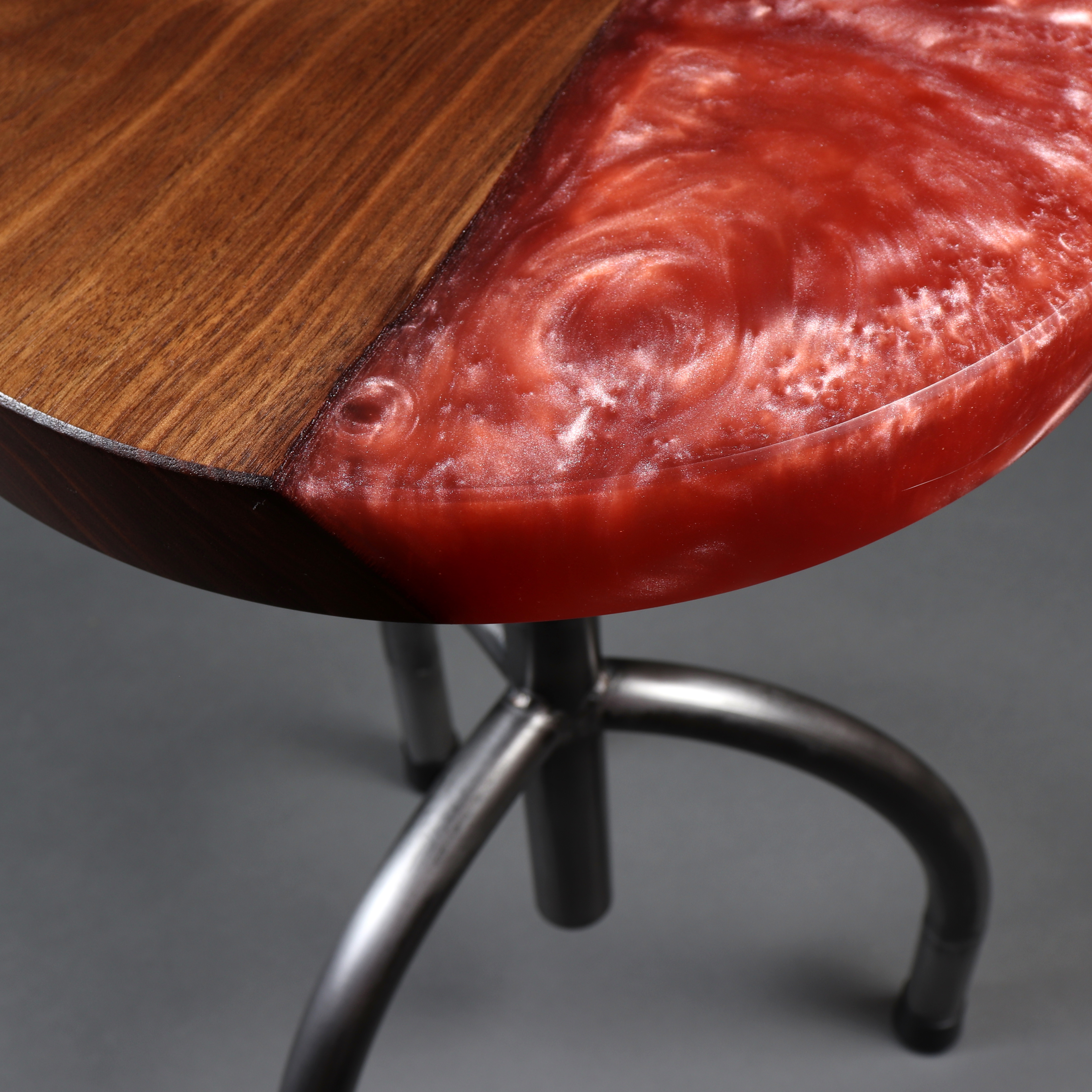 Hocker Bar massiv Holz Epoxidharz rot Stahl rund Leipzig