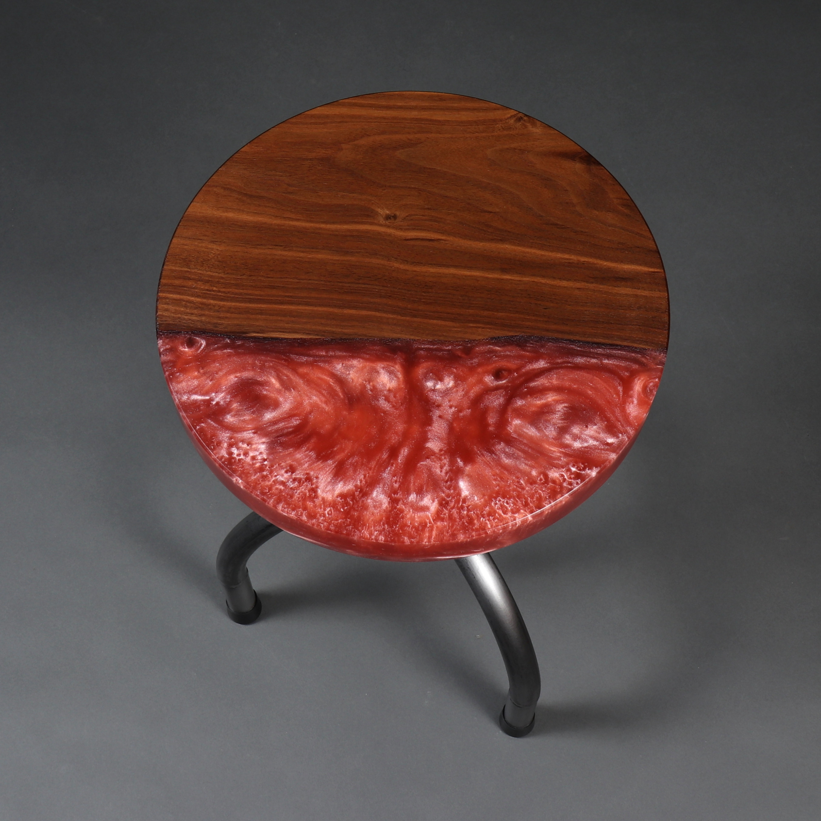 drehbarer Barhocker massiv Holz Epoxidharz rot Stahl braun