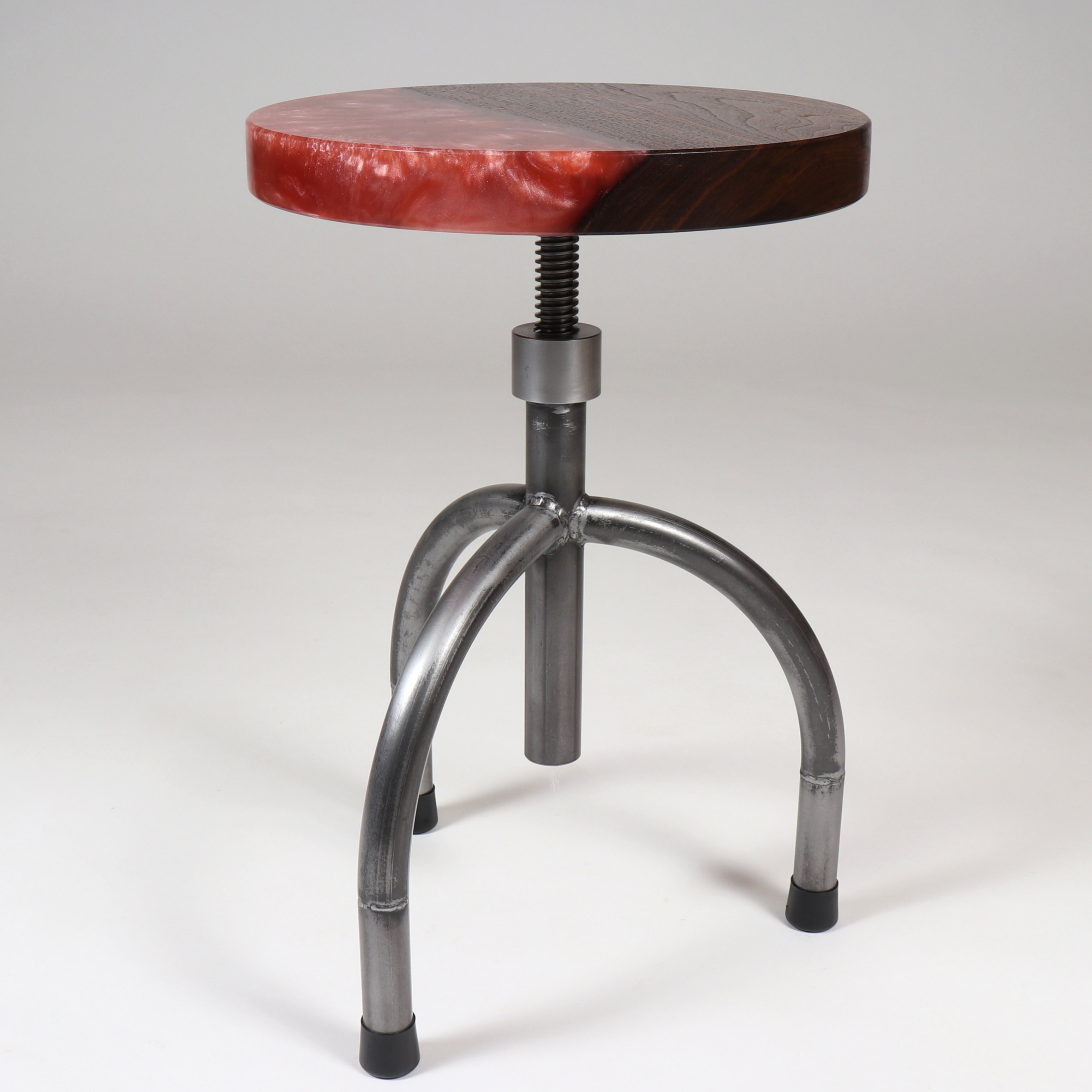 Hocker tripod Beingestell Stahl rund Massivholz Epoxidharz rot Stil