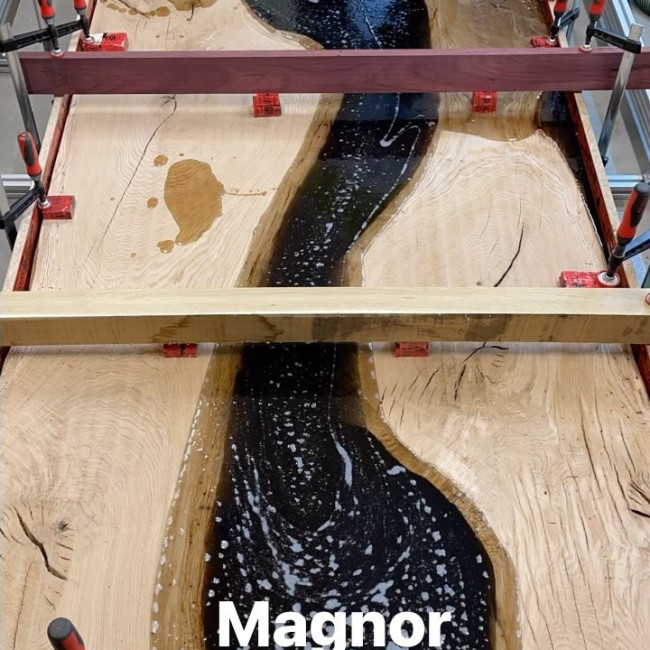 Magnor, 63 Liter of Ecopoxy FlowCast in semi-black; going for 2,3m x 1,1m!!! 😎 #villabrocante #epoxytable #epoxidharztisch #esstisch #epoxyartwork #leipzig